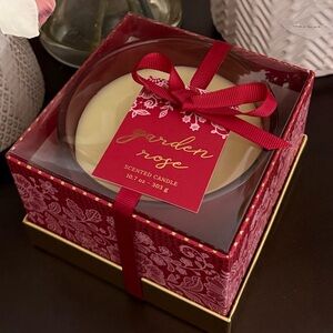 🆕🌹 DECORWARE INC. “GARDEN ROSE” LARGE GLASS JAR SCENTED CANDLE WITH GIFT BOX.